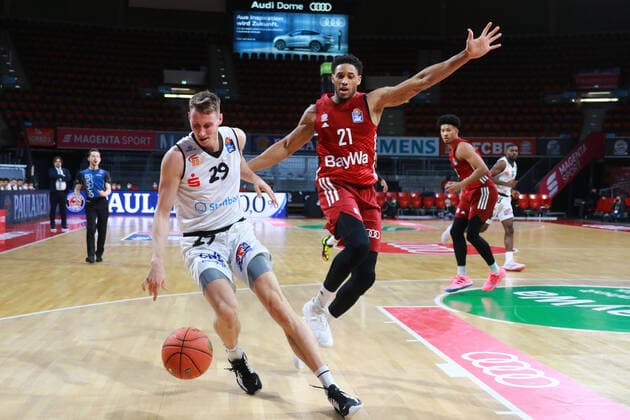 21 Augustine Rubit (FCBB) gegen 29 Mindaugas Susinskas (Niners Chemnitz) Basketball BBL FC Bayern München - Niners Chemnitz im Audi Dome am 09.01.2021 FOTO: Mladen Lackovic LakoPress