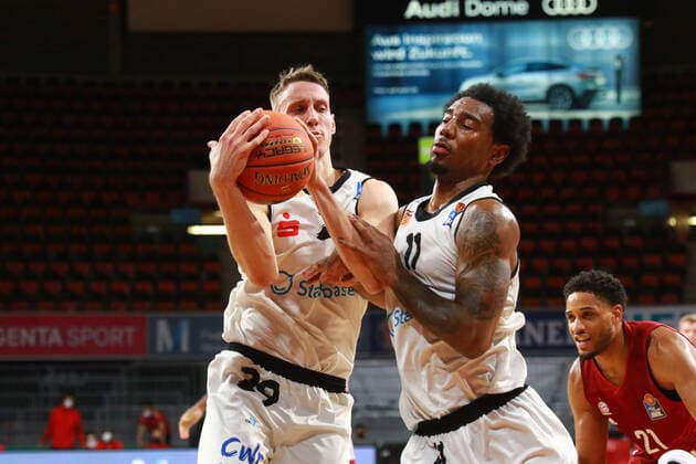 29 Mindaugas Susinskas, 11 Isiaha Mike (Niners Chemnitz) am Ball Basketball BBL FC Bayern München - Niners Chemnitz im Audi Dome am 09.01.2021 FOTO: Mladen Lackovic LakoPress