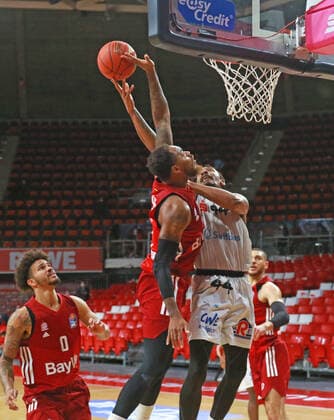1 Deshaun Thomas (FCBB) rot gegen 44 Darion Atkins (Niners Chemnitz) Basketball BBL FC Bayern München - Niners Chemnitz im Audi Dome am 09.01.2021 FOTO: Mladen Lackovic LakoPress