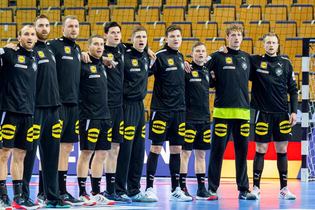 Wetzlar, Deutschland 09. Januar 2022: DHB Herren Testspiel, EHF EM 2022, Deutschland vs. Frankreich v.li. Marcel Schiller (Deutschland FrischAuf Goeppingen), Torhueter Andreas Wolff (Deutschland Kielce), Julius Kühn Kuehn (Deutschland MT Melsungen), Lukas Mertens (Deutschland Magdeburg), Simon Ernst (Deutschland Leipzig), Torhueter Joel Birlehm (Deutschland Leipzig), Christoph Steiner (Deutschland), Timo Kastening (Deutschland MT Melsungen), Till Klimpke (Deutschland HSG Wetzlar), Luca Witzke (Deutschland Leipzig) Wetzlar Rittal Arena Deutschland