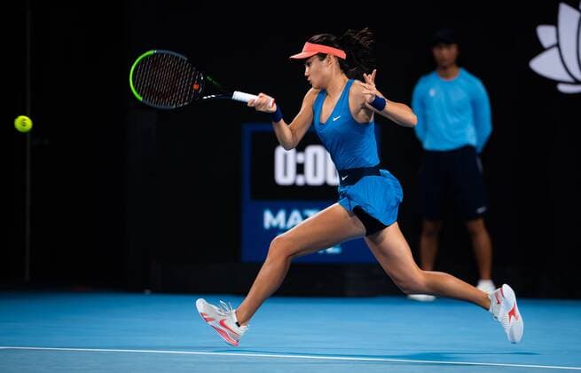 Mandatory Credit: Photo by Rob Prange Shutterstock (12750372dx) Emma Raducanu of Great Britain in action during the first round at the 2022 Sydney Tennis Classic WTA, Tennis Damen 500 tennis tournament Sydney Tennis Classic, Day 2, Tennis, Olympic Park, Sydney, Australia - 11 Jan 2022 Sydney Tennis Classic, Day 2, Tennis, Olympic Park, Sydney, Australia - 11 Jan 2022 Copyright: xRobxPrange Shutterstockx 12750372dx