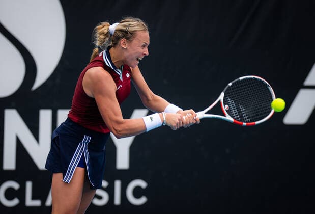 January 10, 2022, SYDNEY, AUSTRALIA: Anett Kontaveit of Estonia in action during the first round of the 2022 Sydney Tennis Classic WTA, Tennis Damen 500 tennis tournament against Shuai Zhang of China SYDNEY AUSTRALIA - ZUMAa181 20220110_zaa_a181_005 Copyright: xRobxPrangex