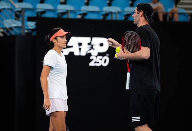 January 11, 2022, SYDNEY, AUSTRALIA: Emma Raducanu of Great Britain with coach Torben Beltz during practice at the 2022 Sydney Tennis Classic WTA, Tennis Damen 500 tennis tournament SYDNEY AUSTRALIA - ZUMAa181 20220111_zaa_a181_097 Copyright: xRobxPrangex