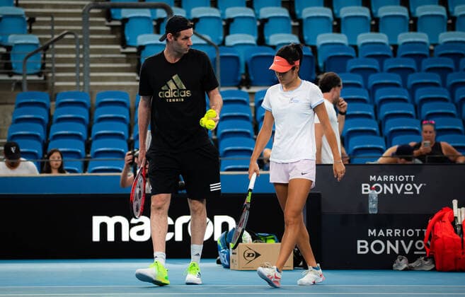 January 11, 2022, SYDNEY, AUSTRALIA: Emma Raducanu of Great Britain with coach Torben Beltz during practice at the 2022 Sydney Tennis Classic WTA, Tennis Damen 500 tennis tournament SYDNEY AUSTRALIA - ZUMAa181 20220111_zaa_a181_100 Copyright: xRobxPrangex