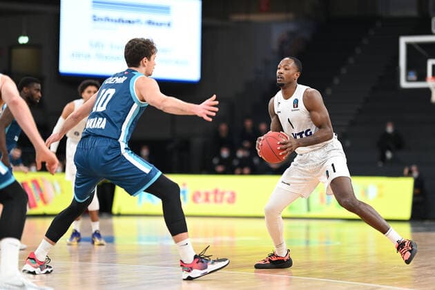 Basketball I Herren I Saison 2021-2022 I EuroCup I Gruppe A I Hamburg Towers - Turk Telekom Ankara I 11.01.2022 Berk Demir (10, Turk Telekom Ankara) gegen Zach Brown (1, Hamburg Towers) Hamburg-Wilhelmsburg edel-optics.de Arena Hamburg Deutschland Copyright: xLobeca Schlikisx