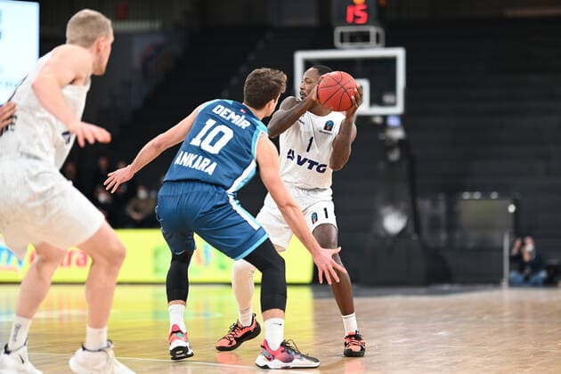 Basketball I Herren I Saison 2021-2022 I EuroCup I Gruppe A I Hamburg Towers - Turk Telekom Ankara I 11.01.2022 Berk Demir (10, Turk Telekom Ankara) gegen Zach Brown (1, Hamburg Towers) Hamburg-Wilhelmsburg edel-optics.de Arena Hamburg Deutschland Copyright: xLobeca Schlikisx