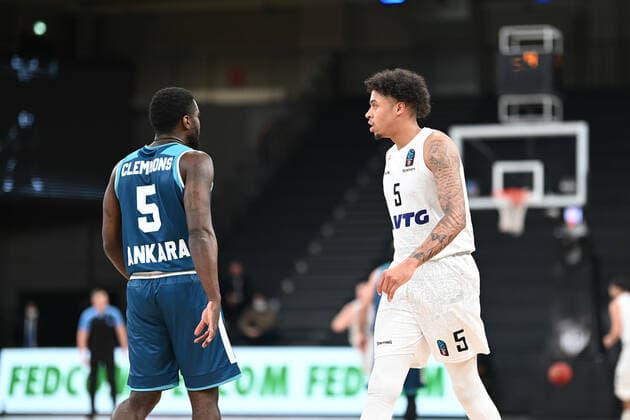Basketball I Herren I Saison 2021-2022 I EuroCup I Gruppe A I Hamburg Towers - Turk Telekom Ankara I 11.01.2022 Anthony Clemmons (5, Turk Telekom Ankara) bewacht Caleb Homesley (5, Hamburg Towers) Hamburg-Wilhelmsburg edel-optics.de Arena Hamburg Deutschland Copyright: xLobeca Schlikisx