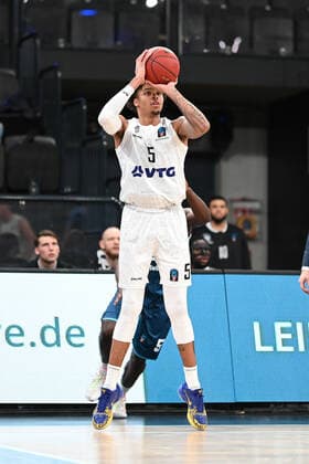 Basketball I Herren I Saison 2021-2022 I EuroCup I Gruppe A I Hamburg Towers - Turk Telekom Ankara I 11.01.2022 Wurf von Caleb Homesley (5, Hamburg Towers) Hamburg-Wilhelmsburg edel-optics.de Arena Hamburg Deutschland Copyright: xLobeca Schlikisx
