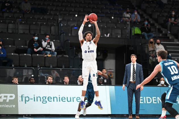 Basketball I Herren I Saison 2021-2022 I EuroCup I Gruppe A I Hamburg Towers - Turk Telekom Ankara I 11.01.2022 Wurf von Caleb Homesley (5, Hamburg Towers) Hamburg-Wilhelmsburg edel-optics.de Arena Hamburg Deutschland Copyright: xLobeca Schlikisx