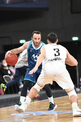 Basketball I Herren I Saison 2021-2022 I Eurocup I 9. Spieltag I Hamburg Towers - TURK TELEKOM ANKARA I 11.01.2022 Can Ogut (44, TURK TELEKOM ANKARA) gegen Maximilian DiLeo ( 3, Shooting Guard, Hamburg Towers) Hamburg edel-optics.de Arena Hamburg Deutschland Copyright: xLobeca Hannigx
