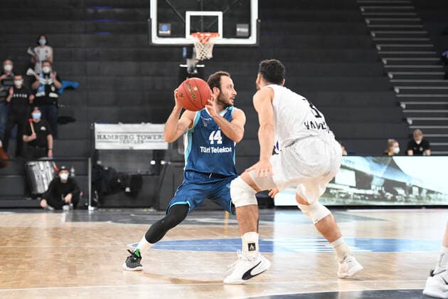 Basketball I Herren I Saison 2021-2022 I Eurocup I 9. Spieltag I Hamburg Towers - TURK TELEKOM ANKARA I 11.01.2022 Can Ogut (44, TURK TELEKOM ANKARA) gegen Maximilian DiLeo ( 3, Shooting Guard, Hamburg Towers) Hamburg edel-optics.de Arena Hamburg Deutschland Copyright: xLobeca Hannigx
