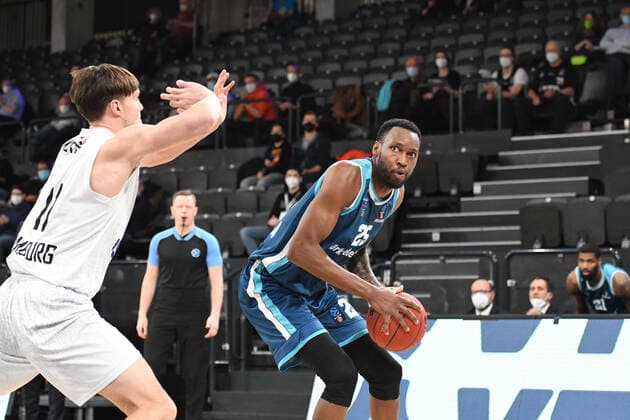 Basketball I Herren I Saison 2021-2022 I Eurocup I 9. Spieltag I Hamburg Towers - TURK TELEKOM ANKARA I 11.01.2022 Jajuan Johnson (25, TURK TELEKOM ANKARA) gegen Maik Kotsar ( 11, Center, Hamburg Towers) Hamburg edel-optics.de Arena Hamburg Deutschland Copyright: xLobeca Hannigx