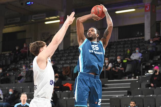 Basketball I Herren I Saison 2021-2022 I Eurocup I 9. Spieltag I Hamburg Towers - TURK TELEKOM ANKARA I 11.01.2022 Jajuan Johnson (25, TURK TELEKOM ANKARA) gegen Maik Kotsar ( 11, Center, Hamburg Towers) Hamburg edel-optics.de Arena Hamburg Deutschland Copyright: xLobeca Hannigx