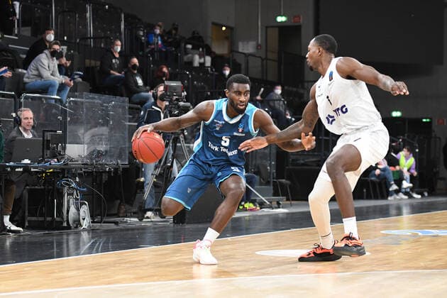 Basketball I Herren I Saison 2021-2022 I Eurocup I 9. Spieltag I Hamburg Towers - TURK TELEKOM ANKARA I 11.01.2022 Anthony Clemmons (5, TURK TELEKOM ANKARA) gegen Zachary Brown ( 1, Small Forward, Hamburg Towers) Hamburg edel-optics.de Arena Hamburg Deutschland Copyright: xLobeca Hannigx