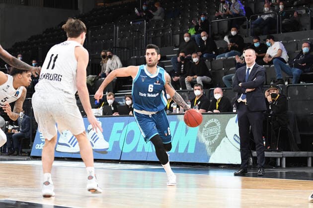 Basketball I Herren I Saison 2021-2022 I Eurocup I 9. Spieltag I Hamburg Towers - TURK TELEKOM ANKARA I 11.01.2022 Erdi Gulaslan (6, TURK TELEKOM ANKARA) gegen Maik Kotsar ( 11, Center, Hamburg Towers) Hamburg edel-optics.de Arena Hamburg Deutschland Copyright: xLobeca Hannigx