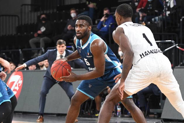 Basketball I Herren I Saison 2021-2022 I Eurocup I 9. Spieltag I Hamburg Towers - TURK TELEKOM ANKARA I 11.01.2022 Anthony Clemmons (5, TURK TELEKOM ANKARA) gegen Zachary Brown ( 1, Small Forward, Hamburg Towers) Hamburg edel-optics.de Arena Hamburg Deutschland Copyright: xLobeca Hannigx