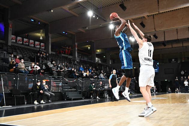 Basketball I Herren I Saison 2021-2022 I Eurocup I 9. Spieltag I Hamburg Towers - TURK TELEKOM ANKARA I 11.01.2022 Jajuan Johnson (25, TURK TELEKOM ANKARA) gegen Maik Kotsar ( 11, Center, Hamburg Towers) Hamburg edel-optics.de Arena Hamburg Deutschland Copyright: xLobeca Hannigx