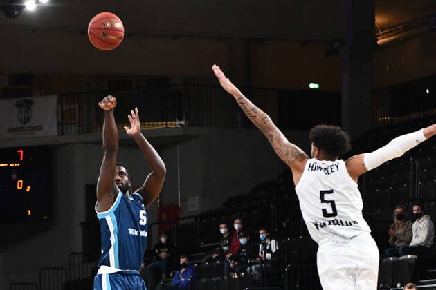 Basketball I Herren I Saison 2021-2022 I Eurocup I 9. Spieltag I Hamburg Towers - TURK TELEKOM ANKARA I 11.01.2022 Erdi Gulaslan (6, TURK TELEKOM ANKARA) gegen Caleb Homesley ( 5, Shooting Guard, Hamburg Towers) Hamburg edel-optics.de Arena Hamburg Deutschland Copyright: xLobeca Hannigx