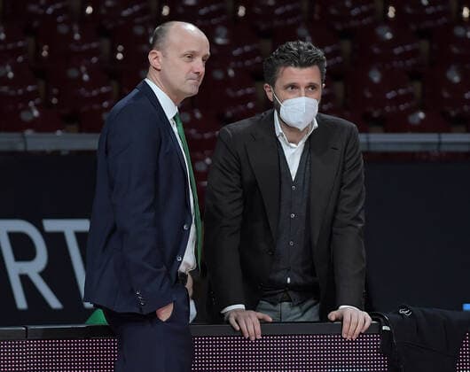 11.01.2022, xemx, Basketball Euroleague, FC Bayern Muenchen - Zalgiris Kaunas emspor, v.l. Cheftrainer Jure Zdovc (Zalgiris Kaunas), Geschaeftsfuehrer Marco Pesic (FC Bayern Basketball) Muenchen
