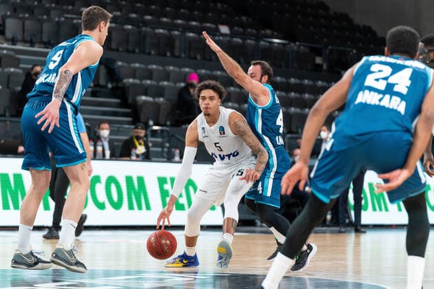 Caleb Homesley (Hamburg Towers 5) geht durch die Defense Hamburg Towers vs. Turk Telekom Ankara, Basketball, Eurocup, Gruppenphase, Spieltag 9, Saison 2021 2022, 11.01.2022 Marcel von Fehrn Hamburg Towers vs. Turk Telekom Ankara, Basketball, Eurocup, Gruppenphase, Spieltag 9, Saison 2021 2022, 11.01.2022 Hamburg Copyright: xEibnerxPressefoto MarcelxvonxFehrnx EP_MFN