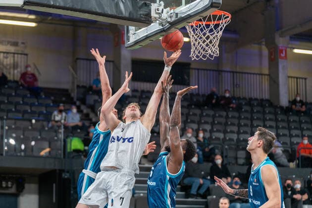 Lukas Meisner (Hamburg Towers 7) trifft Hamburg Towers vs. Turk Telekom Ankara, Basketball, Eurocup, Gruppenphase, Spieltag 9, Saison 2021 2022, 11.01.2022 Marcel von Fehrn Hamburg Towers vs. Turk Telekom Ankara, Basketball, Eurocup, Gruppenphase, Spieltag 9, Saison 2021 2022, 11.01.2022 Hamburg Copyright: xEibnerxPressefoto MarcelxvonxFehrnx EP_MFN