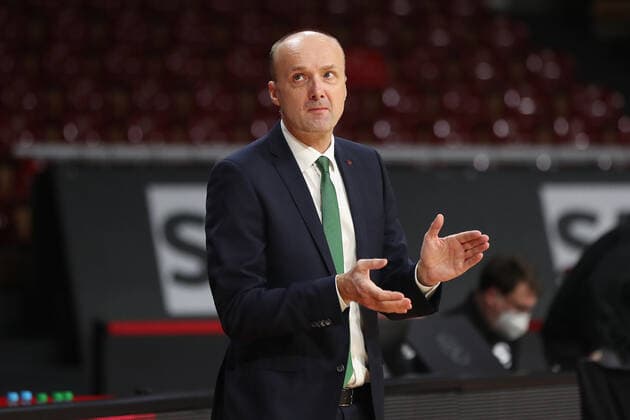 Jure Zdovc (BC Zalgiris Kaunas, Chef-Trainer) klatscht GER, FC Bayern Basketball vs. BC Zalgiris Kaunas, Basketball, EuroLeague, Saison 2021 2022, 11.01.2022, GER, FC Bayern Basketball vs. BC Zalgiris Kaunas, Basketball, EuroLeague, Saison 2021 2022, 11.01.2022, Muenchen Copyright: xEIBNER MarcelxEngelbrechtx EP_EER