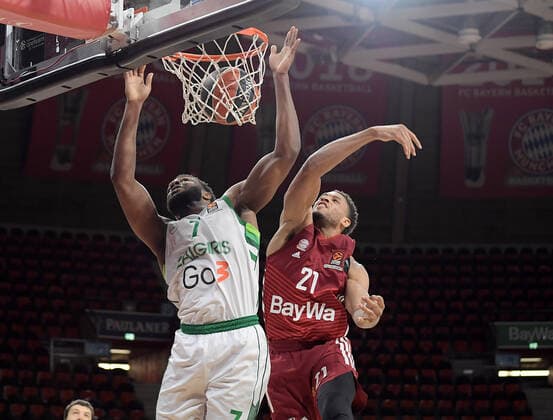 11.01.2022, xemx, Basketball Euroleague, FC Bayern Muenchen - Zalgiris Kaunas emspor, v.l. Josh Nebo (Zalgiris Kaunas), Augustine Rubit (FC Bayern Basketball) Muenchen