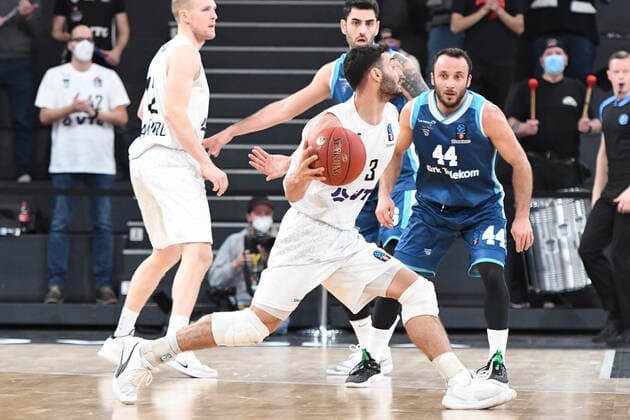 Basketball I Herren I Saison 2021-2022 I Eurocup I 9. Spieltag I Hamburg Towers - TURK TELEKOM ANKARA I 11.01.2022 Maximilian DiLeo ( 3, Shooting Guard, Hamburg Towers) gegen Can Ogut (44, TURK TELEKOM ANKARA) Hamburg edel-optics.de Arena Hamburg Deutschland Copyright: xLobeca Hannigx