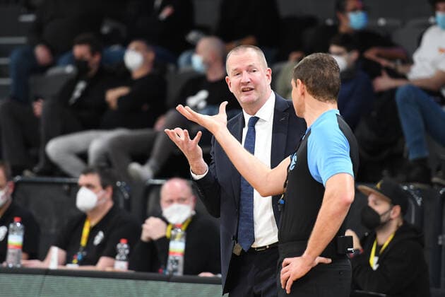 Basketball I Herren I Saison 2021-2022 I Eurocup I 9. Spieltag I Hamburg Towers - TURK TELEKOM ANKARA I 11.01.2022 Anthony ClemmHenrik Rodl (Headcoach TURK TELEKOM ANKARA) diskutiert mit dem Schiedsrichter Hamburg edel-optics.de Arena Hamburg Deutschland Copyright: xLobeca Hannigx