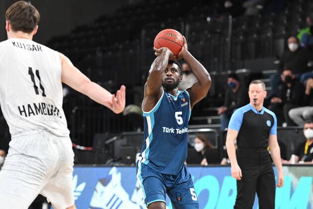 Basketball I Herren I Saison 2021-2022 I Eurocup I 9. Spieltag I Hamburg Towers - TURK TELEKOM ANKARA I 11.01.2022 Anthony Clemmons (5, TURK TELEKOM ANKARA) gegen Maik Kotsar ( 11, Center, Hamburg Towers) Hamburg edel-optics.de Arena Hamburg Deutschland Copyright: xLobeca Hannigx