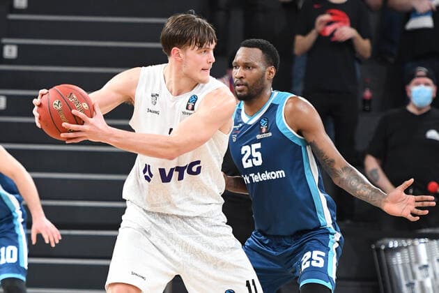 Basketball I Herren I Saison 2021-2022 I Eurocup I 9. Spieltag I Hamburg Towers - TURK TELEKOM ANKARA I 11.01.2022 Maik Kotsar ( 11, Center, Hamburg Towers) gegen Jajuan Johnson (25, TURK TELEKOM ANKARA) Hamburg edel-optics.de Arena Hamburg Deutschland Copyright: xLobeca Hannigx