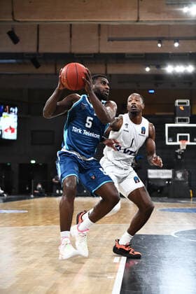 Basketball I Herren I Saison 2021-2022 I Eurocup I 9. Spieltag I Hamburg Towers - TURK TELEKOM ANKARA I 11.01.2022 Anthony Clemmons (5, TURK TELEKOM ANKARA) gegen Zachary Brown ( 1, Small Forward, Hamburg Towers) Hamburg edel-optics.de Arena Hamburg Deutschland Copyright: xLobeca Hannigx
