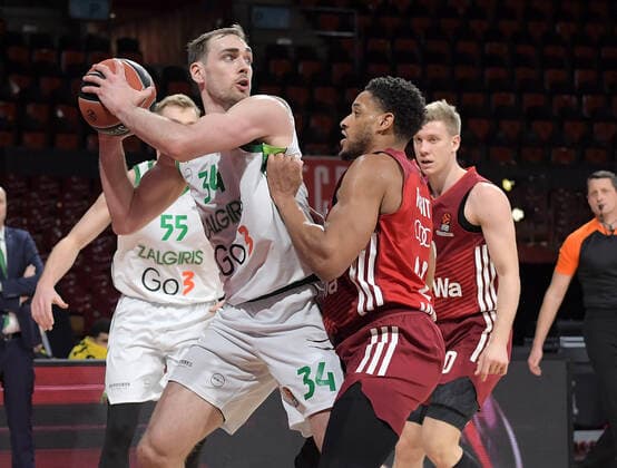 11.01.2022, xemx, Basketball Euroleague, FC Bayern Muenchen - Zalgiris Kaunas emspor, v.l. Tyler Cavanaugh (Zalgiris Kaunas), Augustine Rubit (FC Bayern Basketball) Muenchen