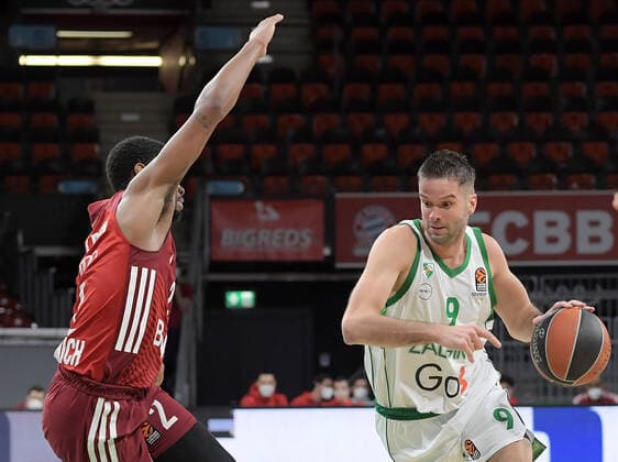 11.01.2022, xemx, Basketball Euroleague, FC Bayern Muenchen - Zalgiris Kaunas emspor, v.l. Corey Walden (FC Bayern Basketball), Mantas Kalnietis (Zalgiris Kaunas) Muenchen