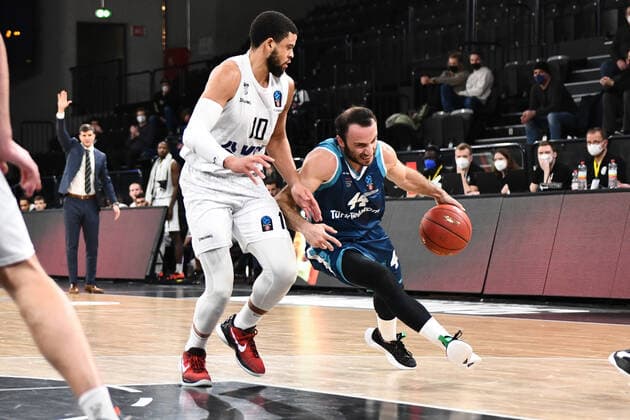 Basketball I Herren I Saison 2021-2022 I Eurocup I 9. Spieltag I Hamburg Towers - TURK TELEKOM ANKARA I 11.01.2022 Can Ogut (44, TURK TELEKOM ANKARA) gegen Ray McCallum ( 10, Point Guard, Hamburg Towers) Hamburg edel-optics.de Arena Hamburg Deutschland Copyright: xLobeca Hannigx