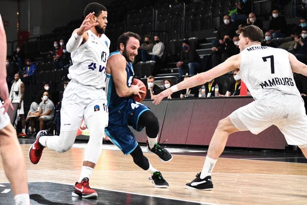 Basketball I Herren I Saison 2021-2022 I Eurocup I 9. Spieltag I Hamburg Towers - TURK TELEKOM ANKARA I 11.01.2022 Can Ogut (44, TURK TELEKOM ANKARA) gegen Ray McCallum ( 10, Point Guard, Hamburg Towers) Hamburg edel-optics.de Arena Hamburg Deutschland Copyright: xLobeca Hannigx