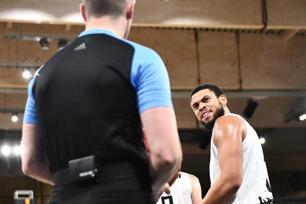 Basketball I Herren I Saison 2021-2022 I Eurocup I 9. Spieltag I Hamburg Towers - TURK TELEKOM ANKARA I 11.01.2022 Ray McCallum ( 10, Point Guard, Hamburg Towers) diskutiert mit dem Schiedsrichter Hamburg edel-optics.de Arena Hamburg Deutschland Copyright: xLobeca Hannigx