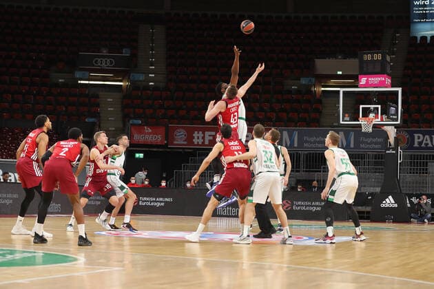 Tip-Off der Partie GER, FC Bayern Basketball vs. BC Zalgiris Kaunas, Basketball, EuroLeague, Saison 2021 2022, 11.01.2022, GER, FC Bayern Basketball vs. BC Zalgiris Kaunas, Basketball, EuroLeague, Saison 2021 2022, 11.01.2022, Muenchen Copyright: xEIBNER MarcelxEngelbrechtx EP_EER