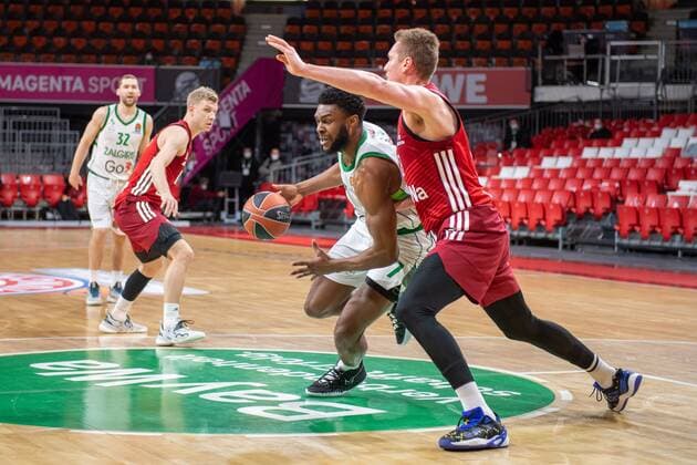 Josh Nebo 7 (Zalgiris Kaunas), Leon Radosevic 43 (FC Bayern), FC Bayern Basketball vs. Zalgiris Kaunas, Euroleague, 11.01.2022 Muenchen Bayern Deutschland