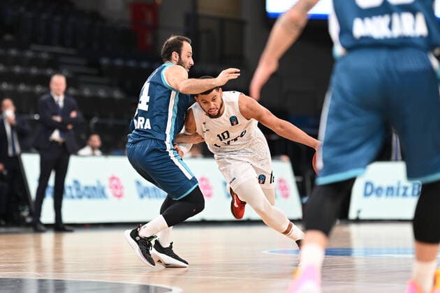 Basketball I Herren I Saison 2021-2022 I EuroCup I Gruppe A I Hamburg Towers - Turk Telekom Ankara I 11.01.2022 Can Ogut (44, Turk Telekom Ankara) gegen Ray McCallum (10, Hamburg Towers), ein ständiges Duell in der Partie Hamburg-Wilhelmsburg edel-optics.de Arena Hamburg Deutschland Copyright: xLobeca Schlikisx