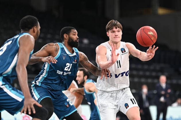 Basketball I Herren I Saison 2021-2022 I EuroCup I Gruppe A I Hamburg Towers - Turk Telekom Ankara I 11.01.2022 Octavius Ellis (21, Turk Telekom Ankara) bekommt den Ball von Maik Kotsar (11, Hamburg Towers) nicht Hamburg-Wilhelmsburg edel-optics.de Arena Hamburg Deutschland Copyright: xLobeca Schlikisx