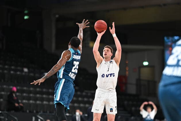 Basketball I Herren I Saison 2021-2022 I EuroCup I Gruppe A I Hamburg Towers - Turk Telekom Ankara I 11.01.2022 Jajuan Johnson (25, Turk Telekom Ankara) will den Wurf von Lukas Meisner (7, Hamburg Towers) verhindern Hamburg-Wilhelmsburg edel-optics.de Arena Hamburg Deutschland Copyright: xLobeca Schlikisx