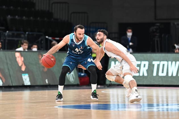Basketball I Herren I Saison 2021-2022 I EuroCup I Gruppe A I Hamburg Towers - Turk Telekom Ankara I 11.01.2022 Can Ogut (44, Turk Telekom Ankara) gegen Ray McCallum (10, Hamburg Towers), ein ständiges Duell in der Partie Hamburg-Wilhelmsburg edel-optics.de Arena Hamburg Deutschland Copyright: xLobeca Schlikisx