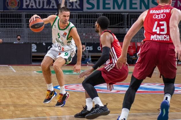 Mantas Kalnietis 9 (Zalgiris Kaunas), Corey Walden 2 (FC Bayern), FC Bayern Basketball vs. Zalgiris Kaunas, Euroleague, 11.01.2022 Muenchen Bayern Deutschland