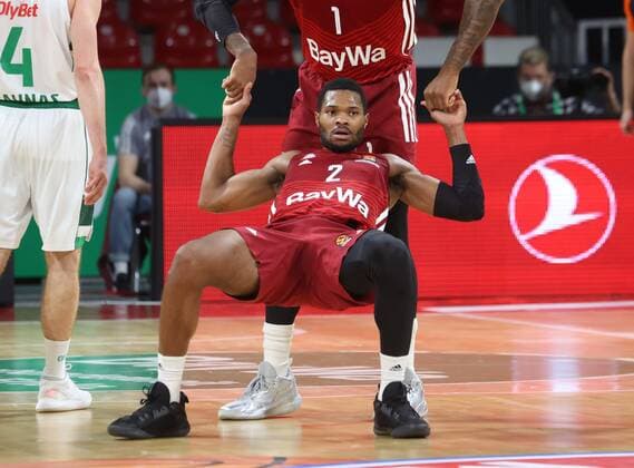 Hilfe fuer Bayerns 2 Corey WALDEN. Basketball, FC Bayern - Kaunas, am 11.01.2022, Basketball Euroleague, FC Bayern Basketball - Zalgiris Kaunas, Saison 2021-2022, in Muenchen, A U D I D O M E, Deutschland. Quelle Copyright Credit : Oryk HAIST