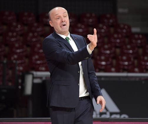 11.01.2022, xemx, Basketball Euroleague, FC Bayern Muenchen - Zalgiris Kaunas emspor, v.l. Cheftrainer Jure Zdovc (Zalgiris Kaunas) gibt Anweisungen, gestikuliert mit den Armen, gesticulate, gives instructions Muenchen