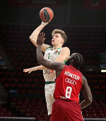 Othello Hunter (Bayern Basketball, 8) versucht Marek Blazevic (BC Zalgiris Kaunas, 1) zu blocken GER, FC Bayern Basketball vs. BC Zalgiris Kaunas, Basketball, EuroLeague, Saison 2021 2022, 11.01.2022, GER, FC Bayern Basketball vs. BC Zalgiris Kaunas, Basketball, EuroLeague, Saison 2021 2022, 11.01.2022, Muenchen Copyright: xEIBNER MarcelxEngelbrechtx EP_EER