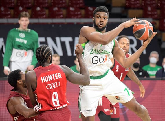 11.01.2022, xemx, Basketball Euroleague, FC Bayern Muenchen - Zalgiris Kaunas emspor, v.l. Othello Hunter (FC Bayern Basketball), Josh Nebo (Zalgiris Kaunas) Muenchen