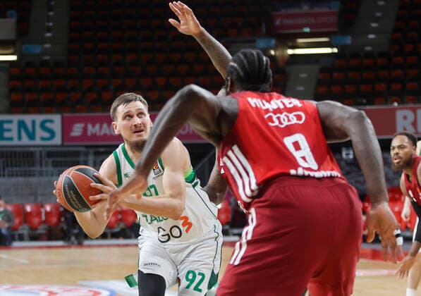 11.01.2022, Basketball Euroleague, FC Bayern vs Zalgiris Kaunas, Audi Dome Muenchen, im Bild: Edgaras Ulanovas (Kaunas) vs Othello Hunter (FCB Basketball)