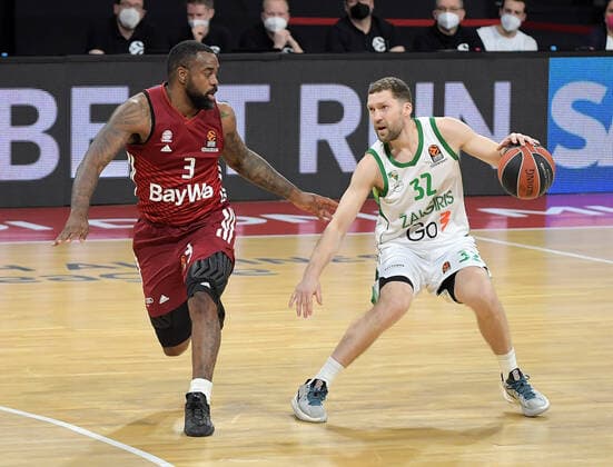 11.01.2022, xemx, Basketball Euroleague, FC Bayern Muenchen - Zalgiris Kaunas emspor, v.l. Kelvin Creswell Rivers (FC Bayern Basketball), Janis Stelnieks (Zalgiris Kaunas) Muenchen